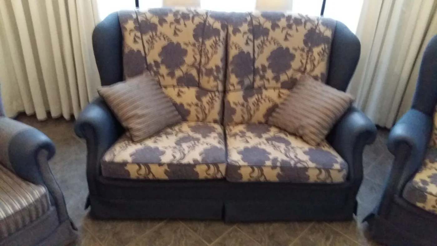 Bank met bloemenbekleding en donkere armleuningen