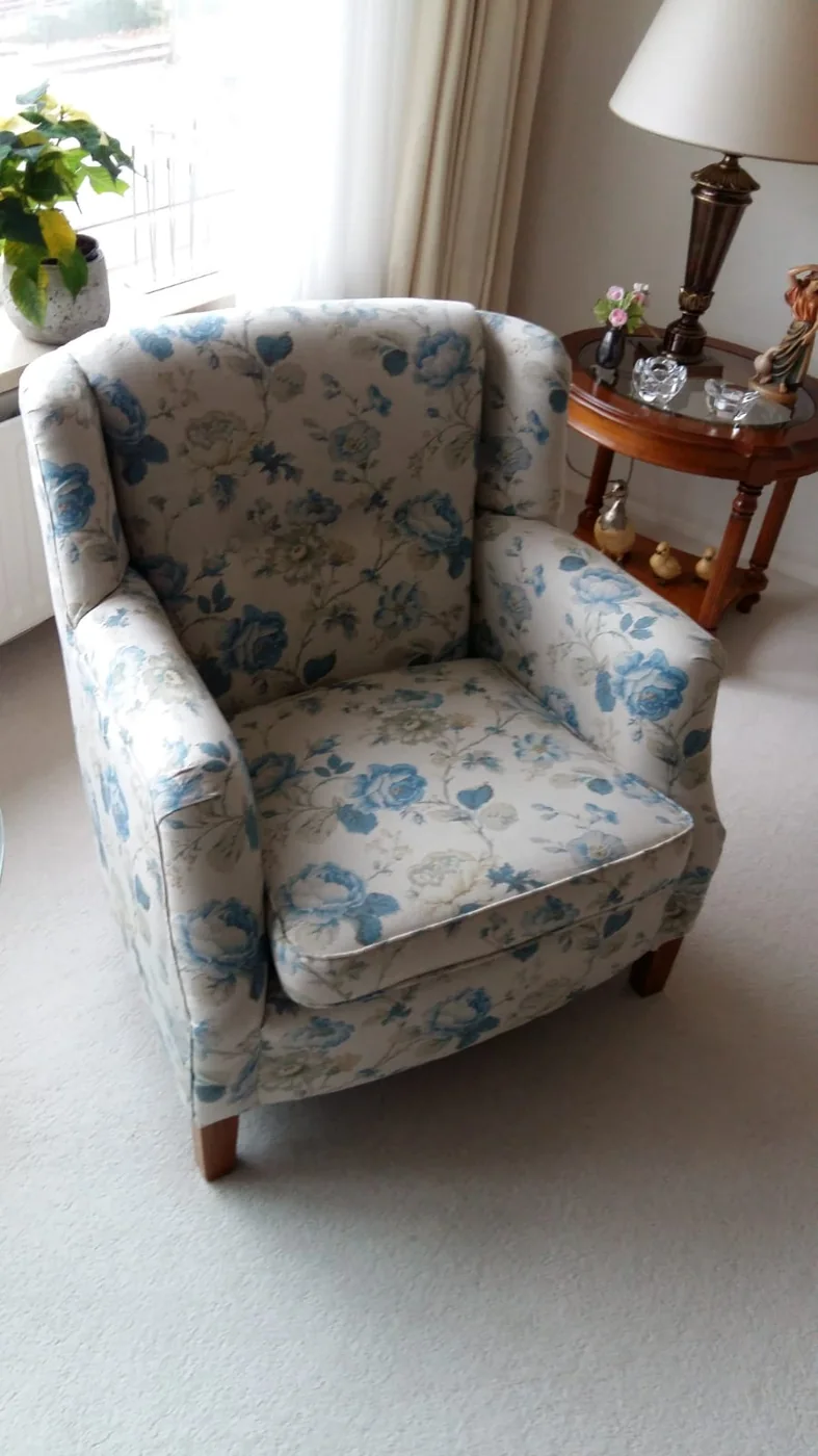 Fauteuil met blauwe bloemenbekleding in een interieur