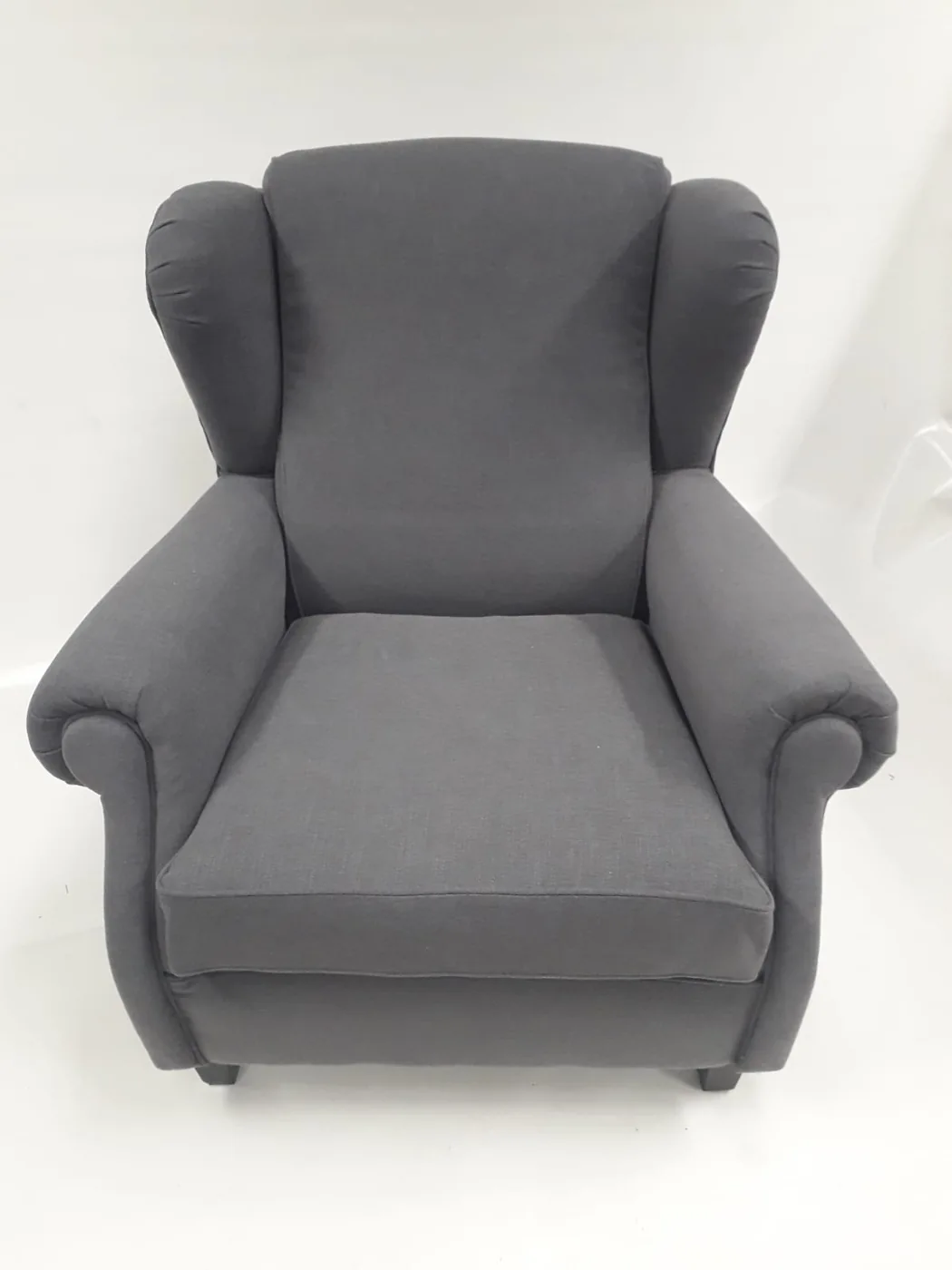 Grijze oorfauteuil met bijpassende beklede armleuningen