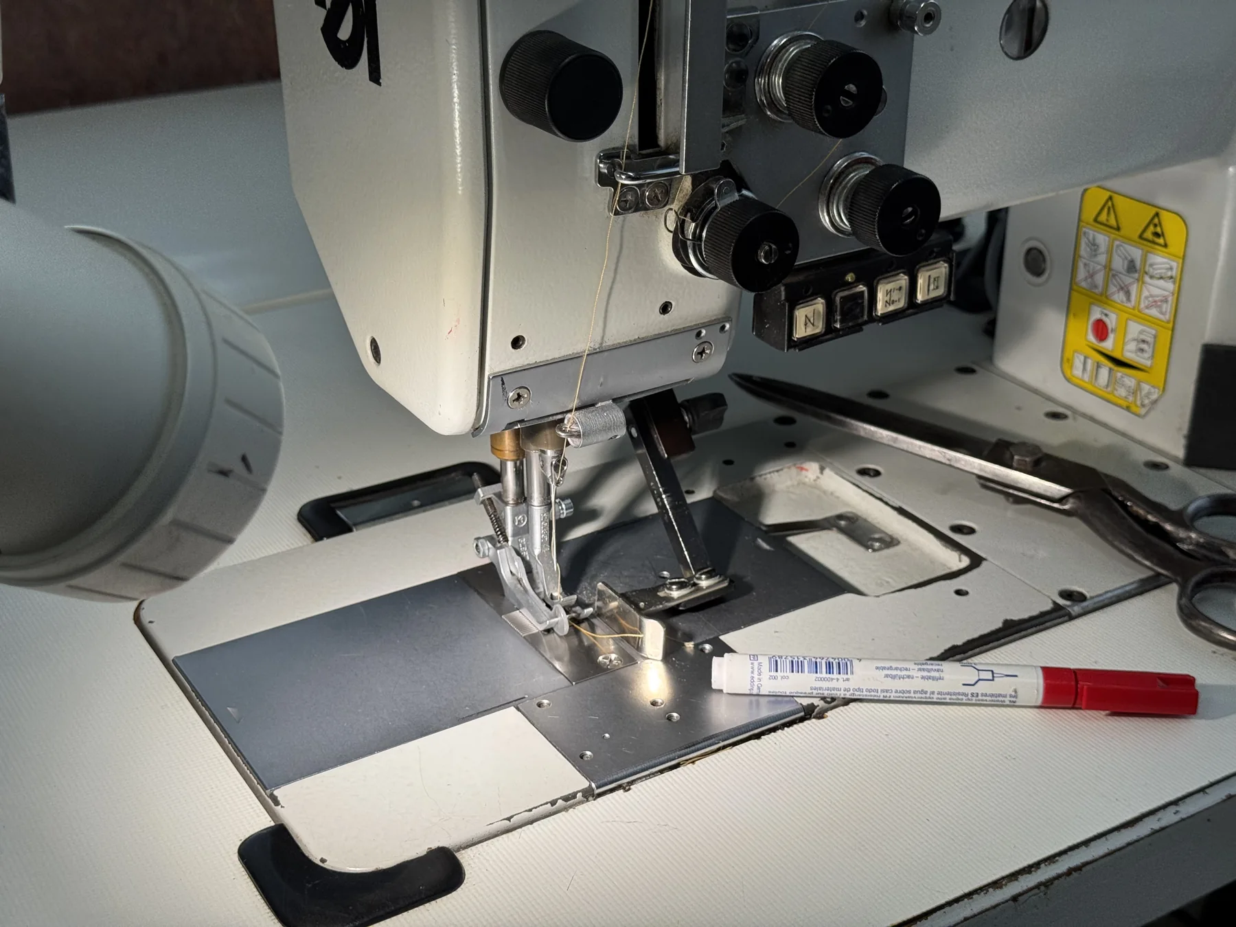 Detail van de naald en het stikgedeelte van de naaimachine
