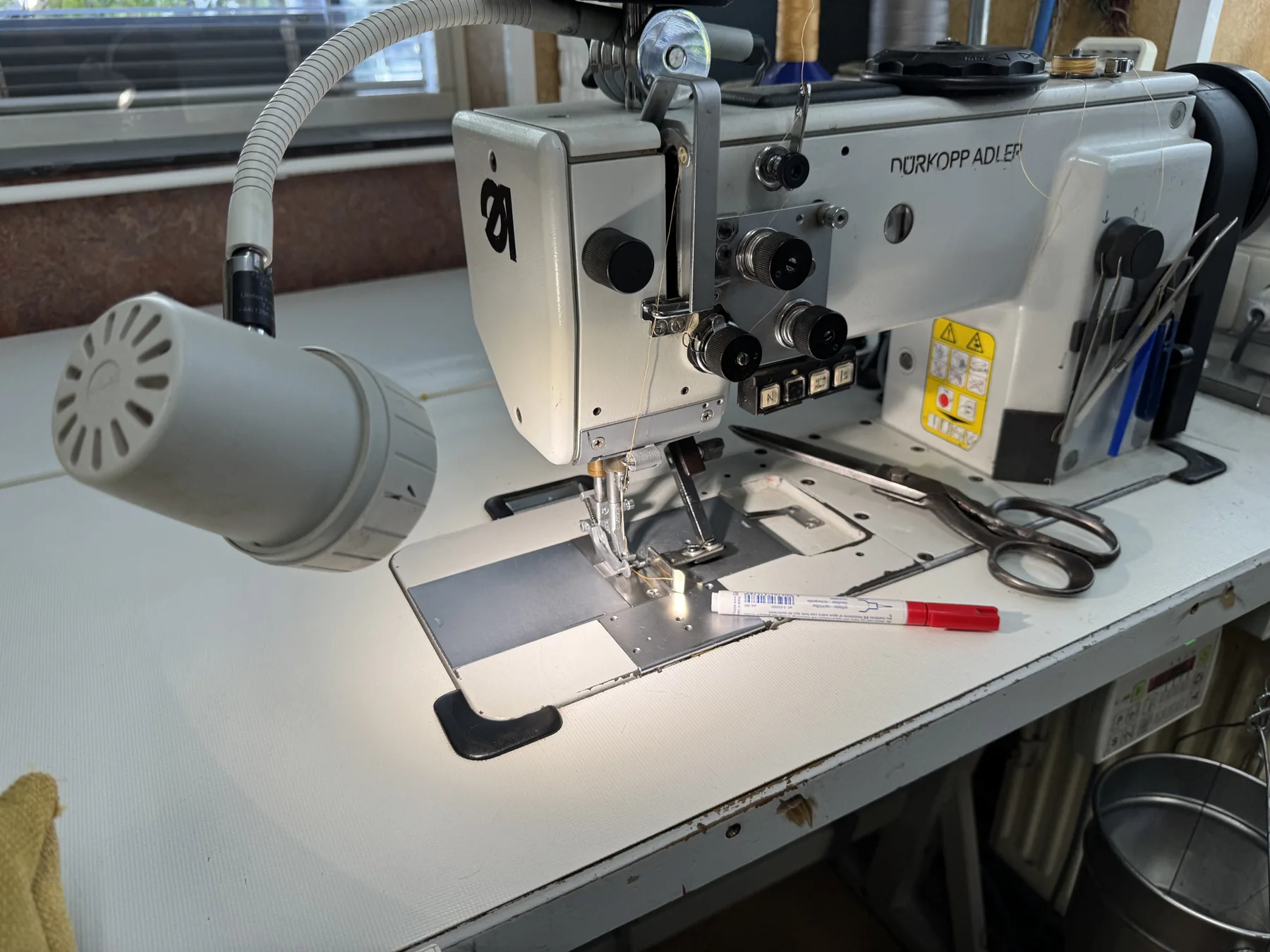 Industriële naaimachine voor het stofferen van meubels
