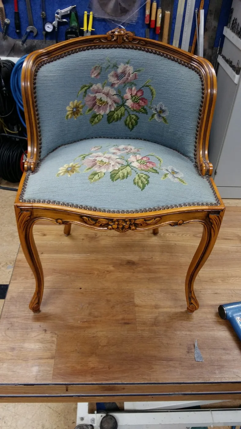 Klassiek houten stoeltje met lichtblauwe bloemenbekleding