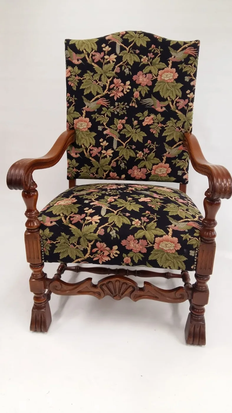 Houten armstoel met donkere bloemen- en vogelbekleding