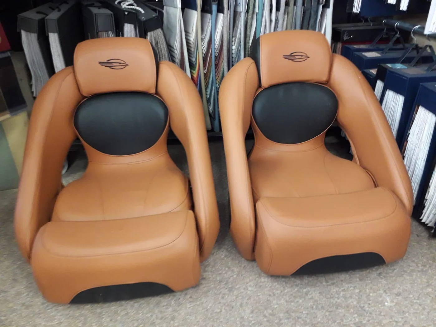 Twee cognackleurige stoelen met zwarte rugdelen