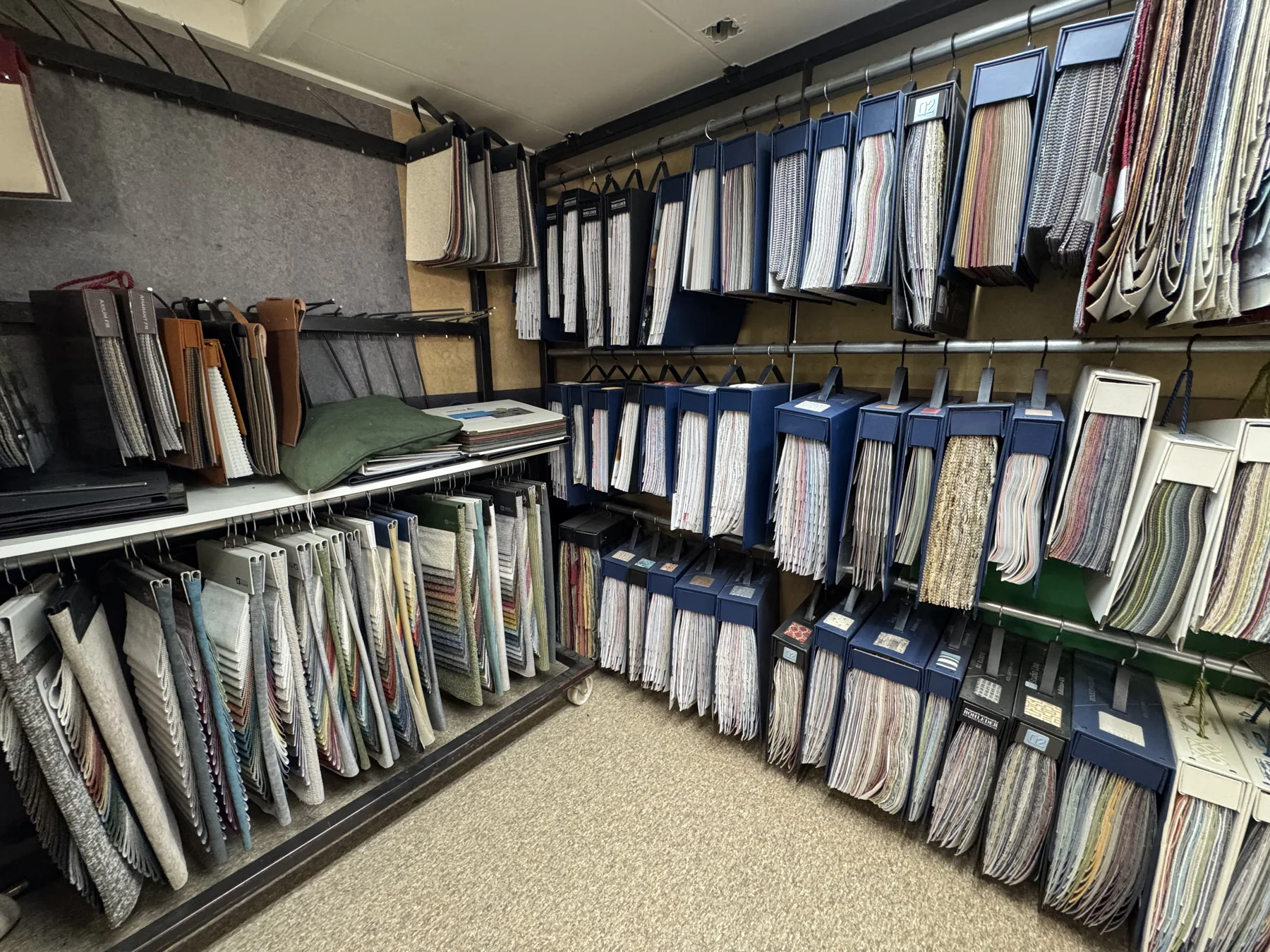 Een hoek van de werkplaats met de stoffencollectie