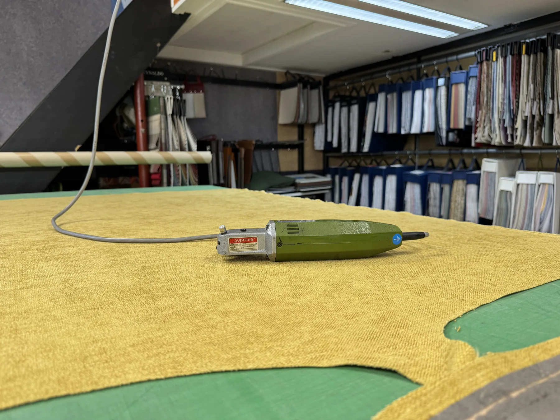 Stof en gereedschap op de groene werktafel